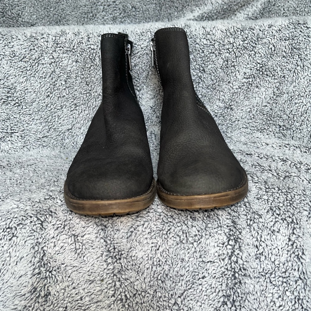 Boots - Picture 3 of 5